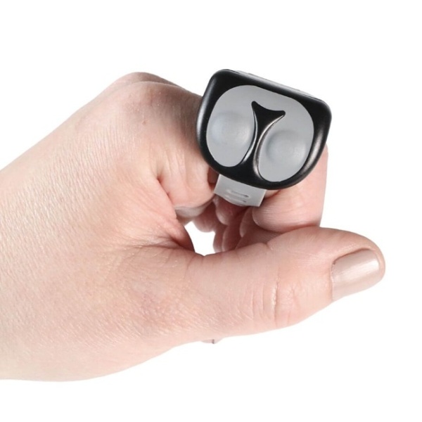 Wodoodporny pierścień to wygodny i dyskretny, miniaturowy kontroler, który komunikuje się z nadajnikiem d-control Edge Ring.